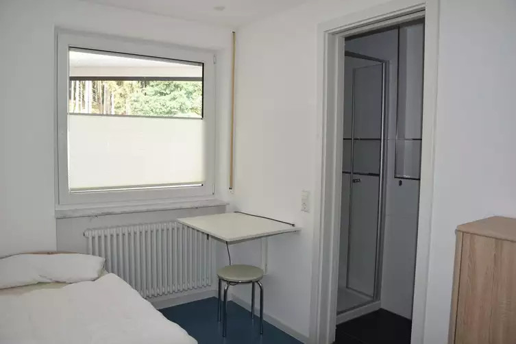 Einbettzimmer mit Badezimmer