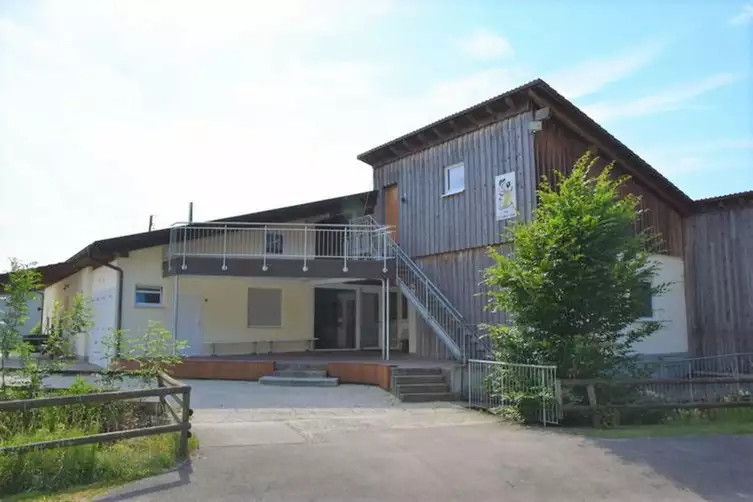 Überdachte Terrasse mit Balkon