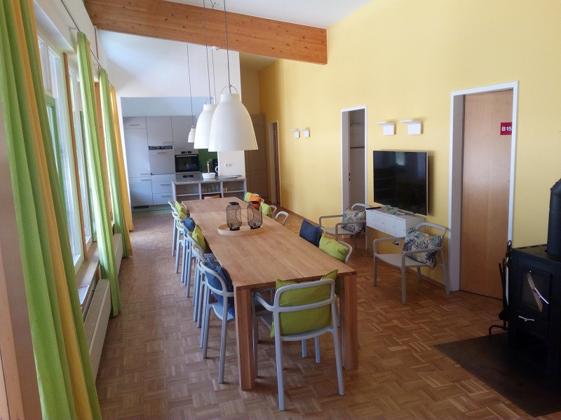 Unser Apartmenthaus mit Küche, Kamin, TV, Seminarraum, Wohnhalle (4 x Vierbettzimmer inkl. Du/WC)