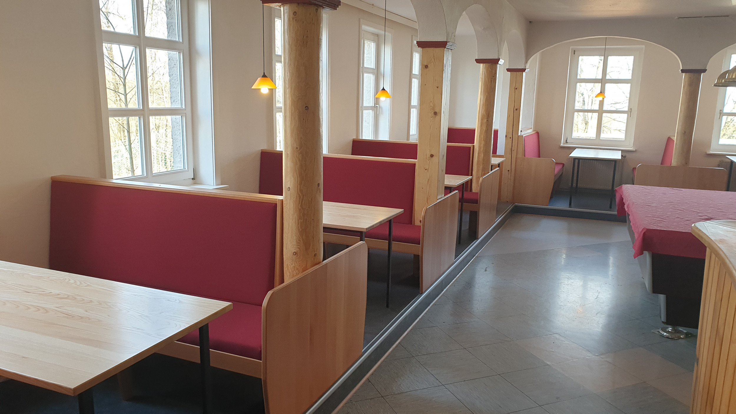 Thekenraum mit Billard